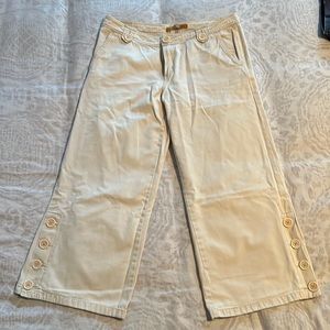 Lightweight cropped jeans detailed with buttons.